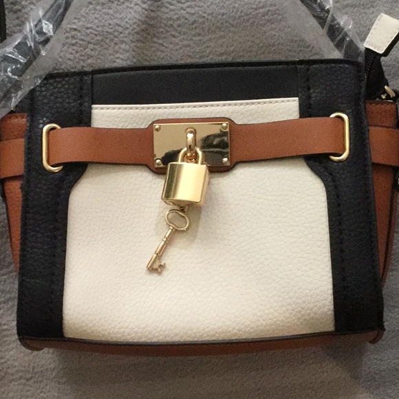 Crossbody bag colorblock  tan and off white w/ keylock - Picture 1 of 5